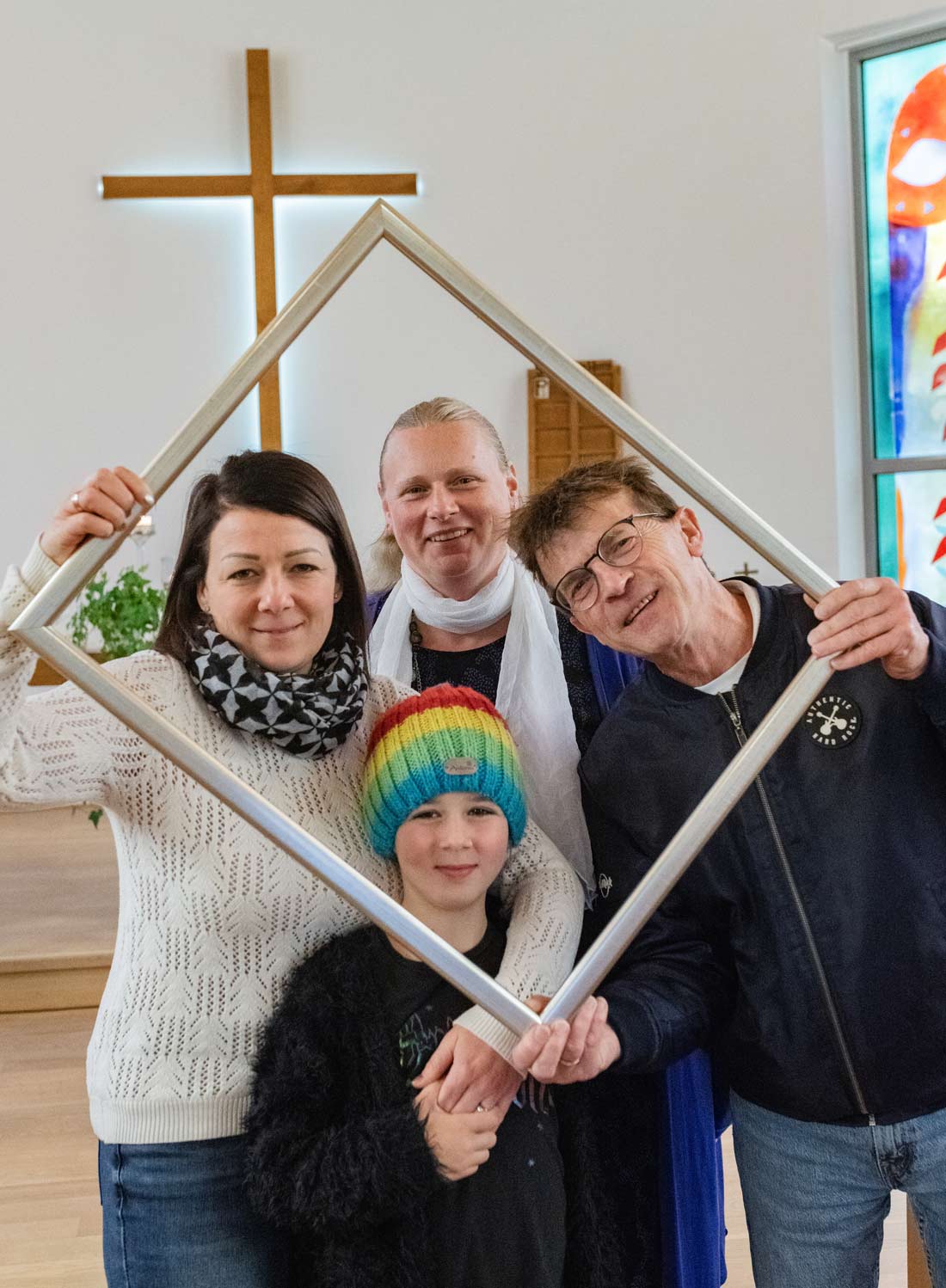 Junge Menschen schauen durch einen Bilderrahmen